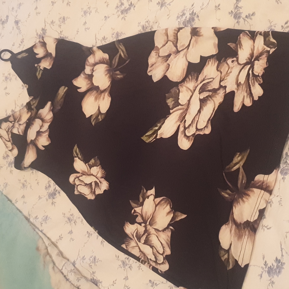 Floral  dress  its like blue dark       its kind of big for me Fits medium size